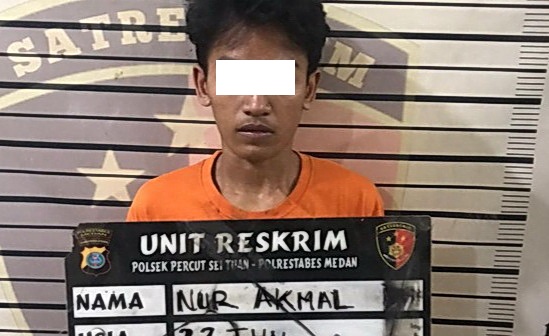 Seorang pria bernama Nur Akmal (22) ditangkap karena diduga mencuri dan membakar toko grosir di Jalan Batangkuis, Kecamatan Percut Sei Tuan, Deli Serdang. Kini, pelaku telah ditahan untuk diproses hukum lebih lanjut.