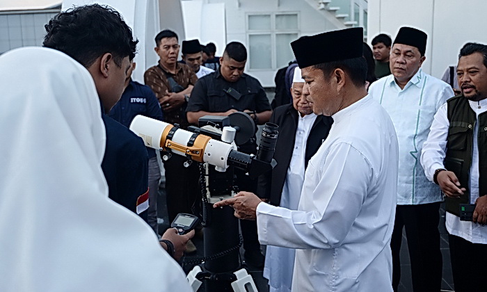 Pj Gubsu Hassanudin bersama Tim Hisab Rukyat Provinsi Sumut melakukan pengamatan rukyat hilal awal Syawal 1445 H, di Anjungan Lantai IX Kantor Gubernur Sumatera Utara, Medan, Selasa (9/4/2024).