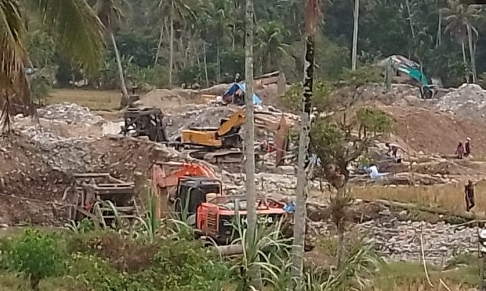 Maraknya aktifitas Pertambangan Emas Tanpa Izin (PETI) di Kecamatan Kotanopan Mandailing Natal (Madina) Sumatera Utara, akan meninggalkan bekas kerusakan yang cukup fatal. Serta berpotensi memberikan dampak negatif pada lingkungan dan bidang pertanian.