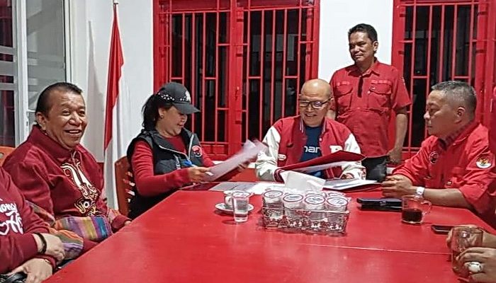Satika Simamora dan Sarlandy Hutabarat mendaftar sebagai bacalon bupati dan wakil bupati di Pilkada Taput 2024. Keduanya mendaftar ke Kantor DPC PDI Perjuangan Kabupaten Taput, Jumat (19/4/2024).