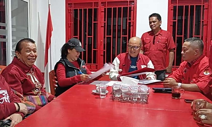 Satika Simamora dan Sarlandy Hutabarat mendaftar sebagai bacalon bupati dan wakil bupati di Pilkada Taput 2024. Keduanya mendaftar ke Kantor DPC PDI Perjuangan Kabupaten Taput, Jumat (19/4/2024).
