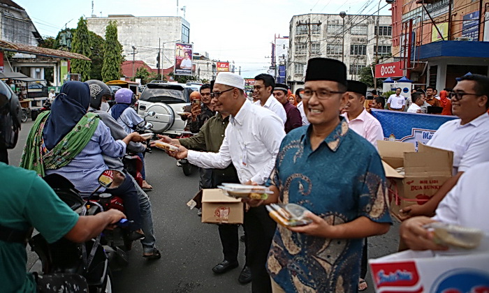 Menjelang waktu berbuka puasa Ramadhan 1445 H, Kamis (4/4/2024) sore, Bank Sumut Cabang Pematangsiantar bersama Pengurus Serikat Media Siber Indonesia (SMSI) Siantar Simalungun berbagi takjil gratis.
