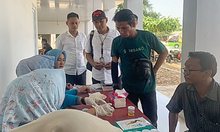 Satuan Unit Narkoba Polres Langkat bersama BNNK Kabupaten Langkat melakukan pemeriksaan urine kepada pengemudi dan kendaraan angkutan umum dalam rangka mudik Lebaran 2024, Jumat (5/4/2024).