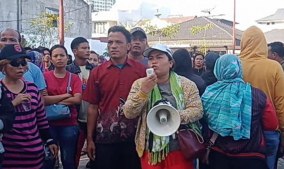 Ratusan warga Kecamatan Pancur Batu Deliserdang menggeruduk Hotel JW Marriott Jalan Putri Hijau Medan, Jumat (12/4/2024), sekira pukul 08:00 WIB.