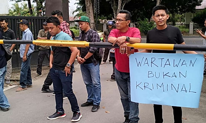 Sejumlah wartawan menggeruduk Kantor Kejari Langkat Jalan Proklamasi Kelurahan Kwala Bingai Kecamatan Stabat, Langkat, Kamis (4/4/2024).