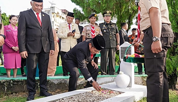 Pj Gubernur Sumut Hassanudin memimpin ziarah ke makam mantan gubernur hingga pahlawan Sumatera Utara. Kegiatan ini merupakan bentuk penghargaan kepada para pemimpin, pada peringatan HUT ke-76 Provinsi Sumut.