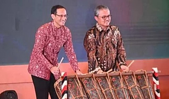 Dengan memukul gondang, Menteri Pendidikan, Kebudayaan, Riset dan Teknologi (Mendikbud Ristek) Nadiem Anwar Makarim bersama Kepala Badan Pengembangan dan Pembinaan Bahasa E Aminudin Aziz membuka secara resmi Festival Tunas Bahasa Ibu Nasional (FTBIN), Kamis (2/5/2024), di Jakarta.