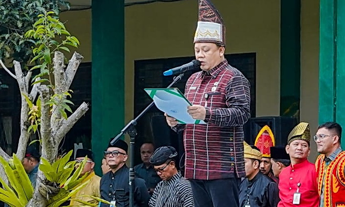 Dengan mengenakan pakaian Adat Mandailing, Wali Kota Medan Bobby Nasution diwakili Plh Sekda Kota Medan Benny Sinomba Siregar memimpin upacara Peringatan Hari Pendidikan Nasional 2024 yang mengusung tema, 'Bergerak Bersama, Lanjutkan Merdeka Belajar', di halaman SMP Negeri 1 Medan Jalan Bunga Asoka Medan, Kamis (2/5/2024).