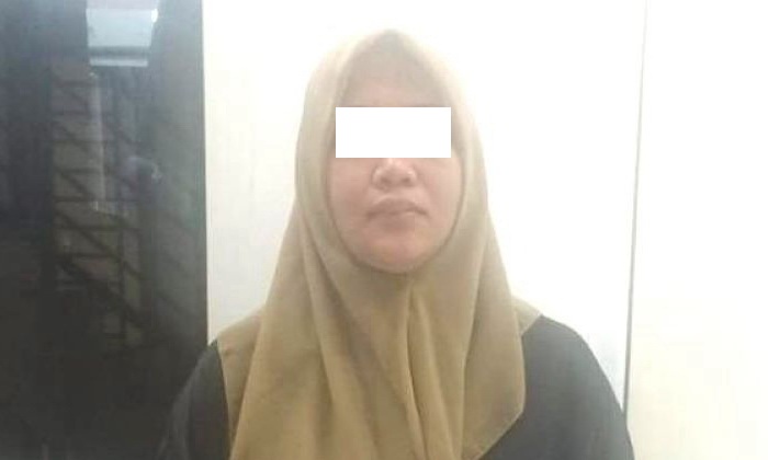 Seorang wanita bernama Ardilla Hakim (26) tega membiarkan anaknya yang masih berusia lima tahun disiksa hingga tewas oleh suaminya, yang merupakan ayah tiri korban.