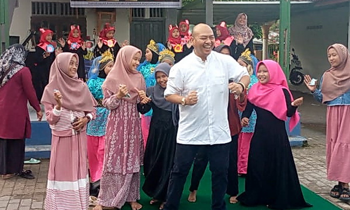 Bacalon Gubsu Nikson Nababan menyambangi Yayasan Sekolah Al-Ikhsan di Desa Pertumbuhan Kecamatan Wampu dan warga Desa Wismo Rejo Link 11 di Kabupaten Langkat, Selasa (7/5/2024).