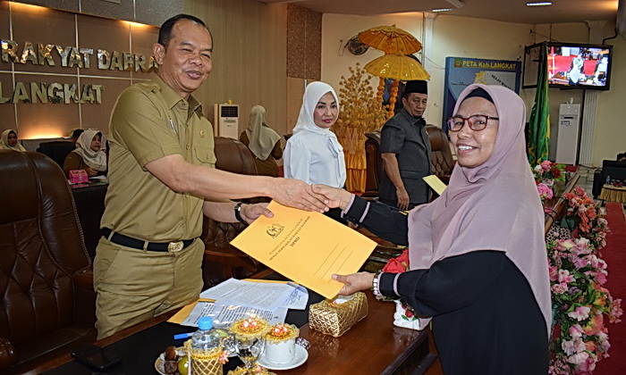 DPRD Kabupaten Langkat menggelar rapat paripurna dipimpin Ketua DPRD Langkat Sribana Peranginangin didampingi tiga Wakil Ketua DPRD Langkat yakni Donny Setha, Ralin Sinulingga dan Antoni.