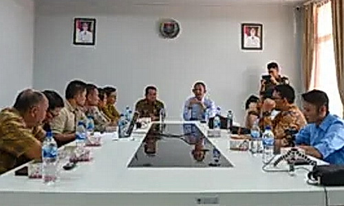 Pemkab Humbahas melalui Dinas Perumahan dan Kawasan Permukiman (PKP) dan Dinas Pertanian dan Ketahanan Pangan menandatangani Perjanjian Kerjasama dengan Kejari Humbang Hasundutan, di Ruang Rapat Mal Pelayanan Publik (MPP), Kamis (20/6/2024).
