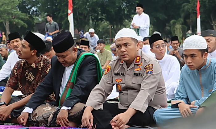 Polres Langkat Polda Sumut melaksanakan Sholat Idul Adha 1445 H Tahun 2024 di Lapangan Alun-Alun Tengku Amir Hamzah Stabat, Senin (17/6/2024).
