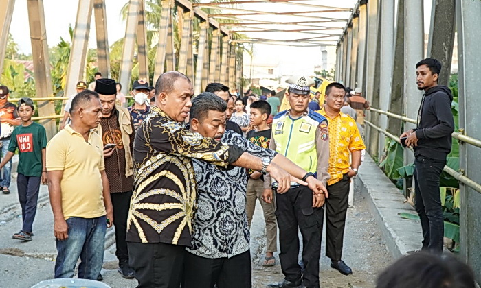 Bupati Langkat HM Faisal Hasrimy AP MAP dan Ketua DPRD Langkat Sribana SE meninjau langsung Jembatan Sei Batang Serangan yang roboh beberapa hari lalu, sekaligus rapat darurat pinjam pakai lahan perkebunan, Kamis (13/6/2024).