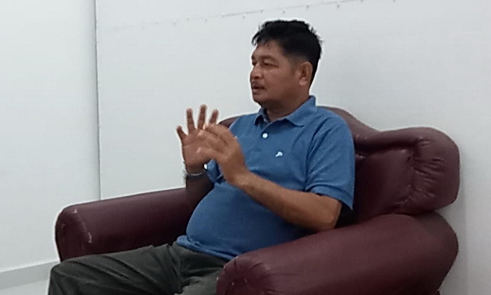 Empat pria tiba-tiba mendatangi kediaman Kades Gambus Laut Zaharuddin (foto), Sabtu (22/6/2024). Keempatnya diduga ingin mengintimidasi kades yang sedang sakit itu untuk mengakui posisi tanah Sunani dengan posisi sesuai permintaan mereka, agar menjadi tumpang tindih, di luar kondisi dan fakta yang sebenarnya.