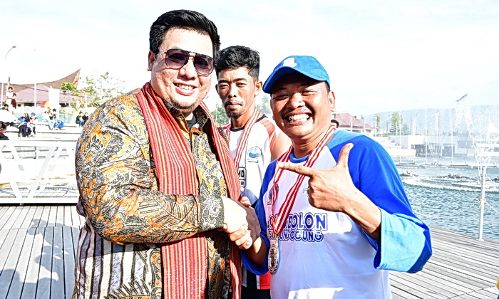 Bupati Samosir secara resmi melepas bendera start sebagai tanda mulainya Festival Solu Bolon 2024 d ikawasan Waterfront Pangururan, Jumat (7/6/2024).