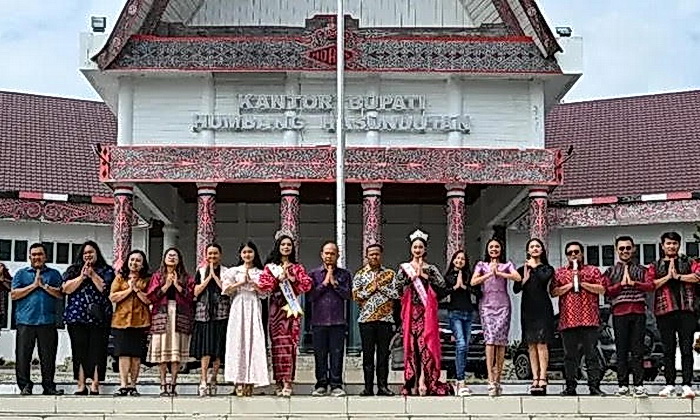 Finalis Miss Remaja Cilik yang diutus Kabupaten Humbang Hasundutan untuk mengikuti Pemilihan Miss Remaja Cilik Sumatera Utara beraudiensi kepada Bupati Humbahas.