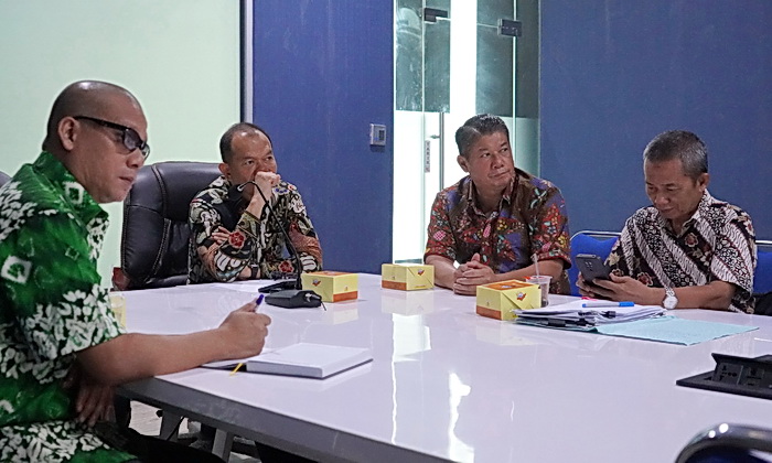 Pj Bupati Langkat HM Faisal Hasrimy AP MAP diwakili Sekda Kabupaten Langkat H Amril SSos MAP didampingi Kepala BPKAD dan Kaban Kesbangpol, mengikuti kegiatan Rakor dan Fasilitasi Dukungan Pilkada Serentak melalui daring/zoom meeting di Ruang Langkat Command Center, Kamis (20/6/2024) pagi.