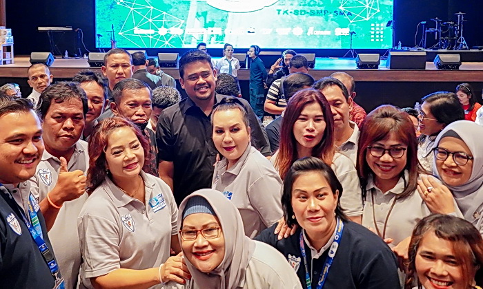 Rasa penuh suka cita mewarnai kehadiran Wali Kota Medan Bobby Nasution di acara Reuni Akbar SMA Methodist 1 Medan yang berlangsung meriah di Adora Convention Hall Jalan Harmonika Baru, Setia Budi, Kecamatan Medan Selayang, Sabtu (6/7/2024) petang.