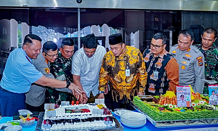 Suasana kebahagiaan dan penuh keakraban mewarnai acara syukuran ulang tahun ke-33 Wali Kota Medan Bobby Nasution di Balai Kota Medan Jalan Kapten Maulana Lubis Medan, Jumat (5/7/2024).