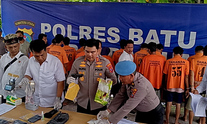 Sat Resnarkoba Polres Batubara gelar konferensi pers dan merilis penangkapan kasus terkait Pasal 114 subsider Pasal 112 UU Nomor 35 tahun 2009 tentang Penyalahgunaan Narkotika jo UU Darurat Nomor 12 Tahun 1951, Senin (22/7/2024), sekira pukul 13.30 WIB.