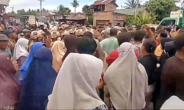 Seratusan warga Desa Serapuh Asli Kecamatan Tanjungpura Kabupaten Langkat untuk kesekian kalinya melakukan aksi demo penolakan atas kepemimpinan oknum Kades Serapuh Asli, Nazrul Hafiz.