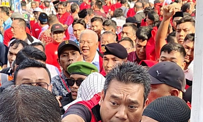 Para pendukung Paslon Edy Rahmayadi - Hasan Basri Sagala untuk Pilgubsu, tumpah ruah di depan Gedung KPU Sumatera Utara Jalan Perintis Kemerdekaan Medan, Kamis (29/8/2024) pukul 16.00 WIB.
