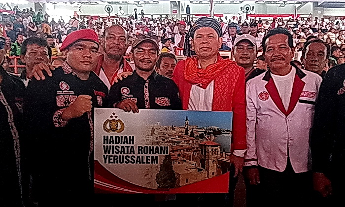 Anggota Satgas DPD HBB (Horas Bangso Batak) Sumut Erik Yosef Situngkir menangkan 'lucky draw' wisata rohani ke Yerusalem atas hadiah dari Wakapolri Komjen Drs Agus Andrianto SH MH.