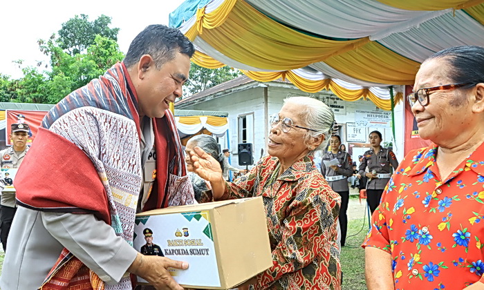 Kapolda Sumut Irjen Pol Whisnu Hermawan menunjukkan sikap humanis yang sangat terasa dalam kunjungannya ke Desa Ambarita Kabupaten Samosir, Minggu (29/9/2024)