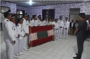 Bupati Humbahas Dosmar Banjarnahor SE mengukuhkan perpanjangan masa jabatan 11 kepala desa se-Kecamatan Paranginan, Rabu (25/9/2024), di Aula Kantor Camat Paranginan.