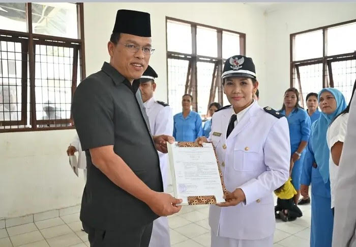 Bupati Humbahas Dosmar Banjarnahor SE mengukuhkan perpanjangan masa jabatan 19 kepala desa (kades) di Kecamatan Parlilitan, Rabu (25/9/2024), di Aula Kantor Camat Parlilitan