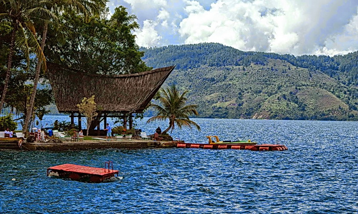 Tokoh masyarakat Sumatera Utara Djumongkas Hutagaol memandang, bahwa pariwisata di Danau Toba akan berkembang tanpa mengganggu kearifan lokal yang ada di sana.