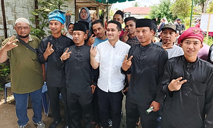 Warga Dusun 1 Desa Pukubuan Kecamatan Tanjung Pura,l Kabupaten Langkat, menyampaikan keluhan kepada Adli Tama Hidayat Sembiring terkait kondisi Jalan Karantina, yang menjadi penghubung utama enam desa di Kecamatan tersebut.