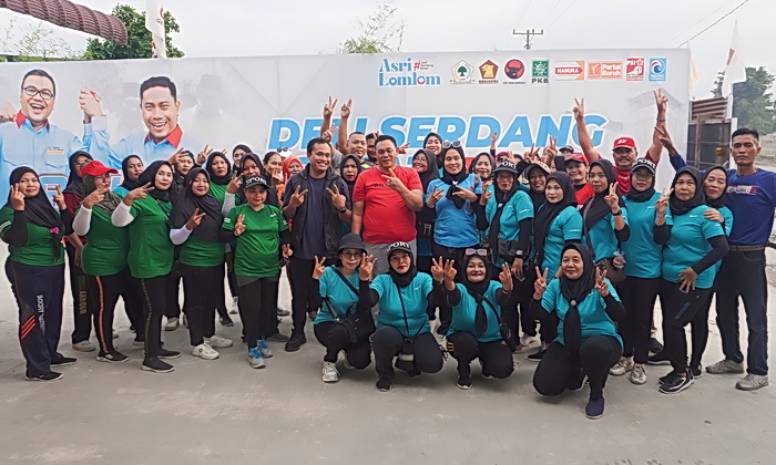 Puluhan emak-emak pendukung Pasangan Calon Bupati dan Wakil Bupati Deli Serdang, Asri Ludin Tambunan dan Lom Lom Suwandono mengadakan kegiatan senam sehat bersama secara rutin.