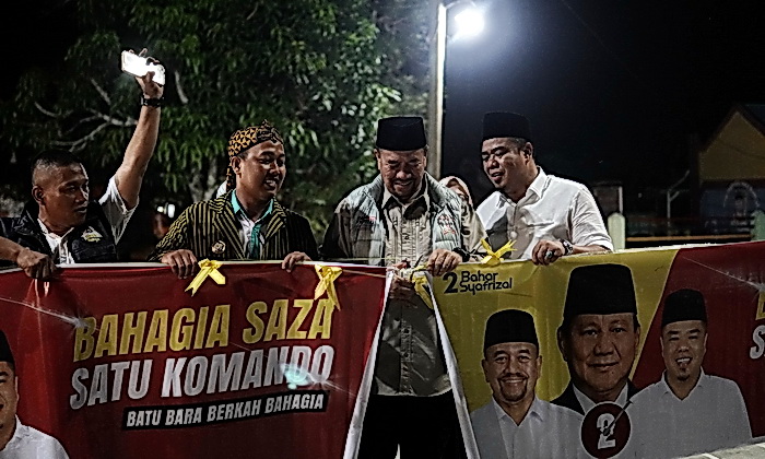 Ketua Generasi Muda (GM) Pujakesuma Batubara Ahmad Dwi Sakti Hidaya SE bersama dengan ratusan warga gabungan dari Desa Mangkai Baru dan Mangkai Lama, mendeklarasikan dukungan ke Paslon Bupati dan Wakil Bupati Batubara Nomor Urut 2, Baharuddin Siagian-Safrizal, Kamis (24/10/2024), sekitar pukul 20.00 WIB.