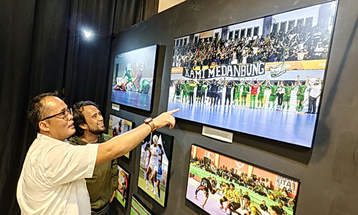 Plt Wali Kota Medan H Aulia Rachman mengunjungi Pameran Foto Ajang Pekan Olahraga Nasional (PON) XXI Sumatera Utara, di Rivavark, Atrium Deli Park Medan, Jumat (18/10/2024) malam.