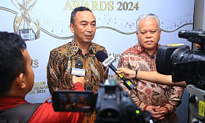 Kapolri Jenderal Polisi Drs Listyo Sigit Prabowo menerima penghargaan Kementerian dan Lembaga Negara Award 2024 yang diselenggarakan iNews. Dalam pemberian penghargaan itu, Jenderal Sigit dinobatkan dalam kategori pelayanan dan komunikasi terbaik.