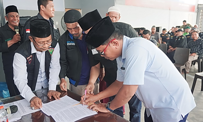 Forum Umat Islam Sumatera Utara (FUI-SU) mendeklarasikan dukungan untuk Pasangan Asri Ludin Tambunan dan Lomlom Suwondo pada Pilkada Deli Serdang 2024 mendatang.