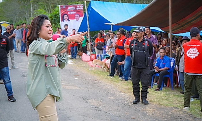 Pasangan Calon Bupati dan Wakil Bupati Tapanuli Utara (Taput) 2024, Satika Simamora dan Sarlandy Hutabarat menyapa masyarakat di Kecamatan Garoga, Jumat (25/10/2024). Di wilayah terpencil tersebut, Satika Simamora bicara 'politik holong' atau mengasihi dalam memimpin kemajuan Taput lima tahun mendatang.