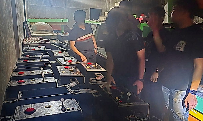 Tim Jatanras Polda Sumut memasang 'police line' pada lokasi judi di Kompleks Kota Baru Jalan Platina Raya, Belawan, Kelurahan Titipapan, Kecamatan Medan Deli