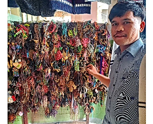 PASAR Buah Berastagi, yang terletak di Kabupaten Karo, Sumatera Utara, dikenal sebagai salah satu pasar buah tradisional terbesar dan terpopuler di Indonesia.