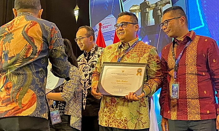 Wali Kota Medan Bobby Nasution dan Wakil Wakil Wali Kota Medan H Aulia Rachman berhasil membawa Kota Medan meraih Penghargaan Championship TP2DD (Tim Percepatan dan Perluasan Digitalisasi Daerah) Terbaik 1 Tahun 2024 Tingkat Kota Wilayah Sumatera.