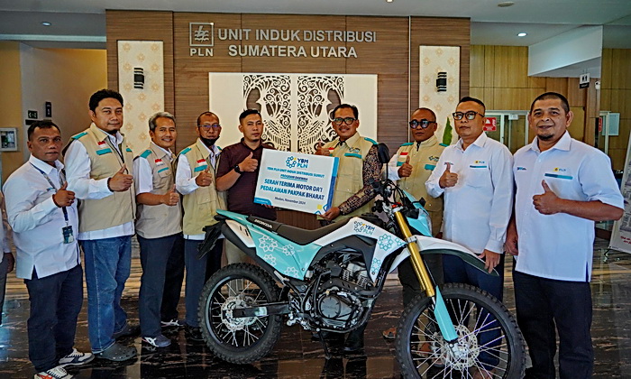 GM PLN Unit Induk Distribusi (UID) Sumatera Utara Agus Kuswardoyo, bersama Yayasan Baitul Maal (YBM) PLN UID Sumut menyerahkan bantuan berupa sepeda motor untuk Program Da’i Cahaya di Kabupaten Pakpak Bharat