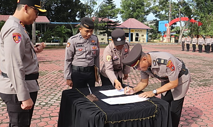 Polres Langkat menggelar upacara Serah Terima Jabatan (Sertijab) Kabag Ren dan pelepasan purna tugas bagi personel yang telah memasuki masa pensiun, Kamis (31/10/2024), di Lapangan Jananuraga Polres Langkat