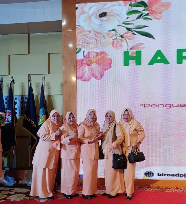 Dharma Wanita Persatuan (DWP) Asahan juara I pelaporan E-Reporting tahun 2024 tingkat Provinsi Sumatera Utara. Penghargaan diserahkan Penasehat DWP Provinsi Sumatera Utara Ny Tyas Fatoni kepada Penasehat DWP Asahan Ny Yusnila Indriati Taufik di Aula Tengku Rizal Nurdin, Selasa (17/12/2024).