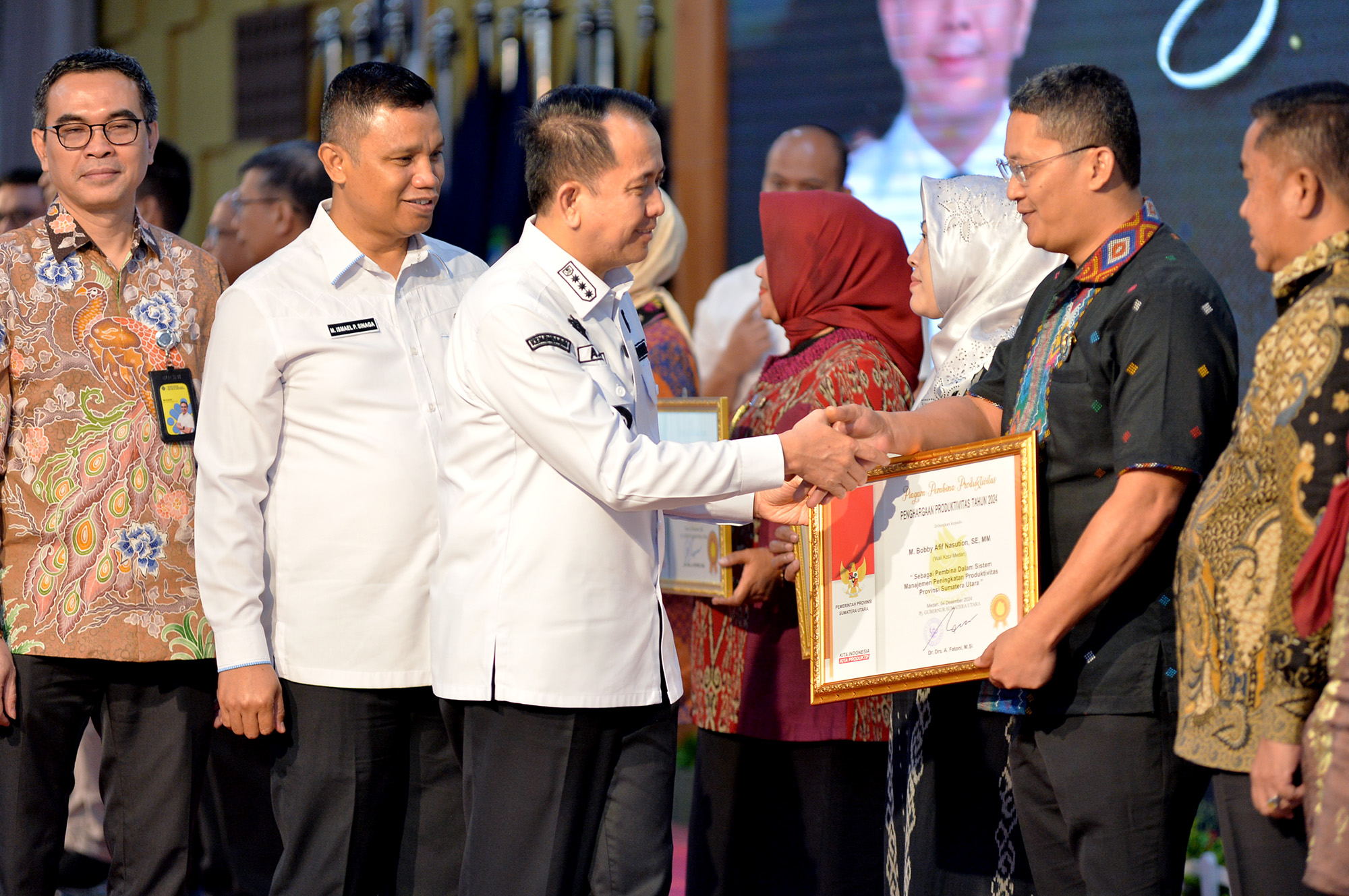 Penjabat (Pj) Gubernur Sumatera Utara (Sumut) Agus Fatoni menerima penghargaan dari Kementerian Tenaga Kerja sebagai Pembina dalam Managemen Peningkatan Produktivitas Provinsi Sumut. Penghargaan tersebut diserahkan langsung oleh Kepala Balai Keselamatan dan Kesehatan Kerja Medan Muzakir di Aula Tengku Rizal Nurdin, Rumah Dinas Gubernur, Sumut, Rabu (4/12/2024).