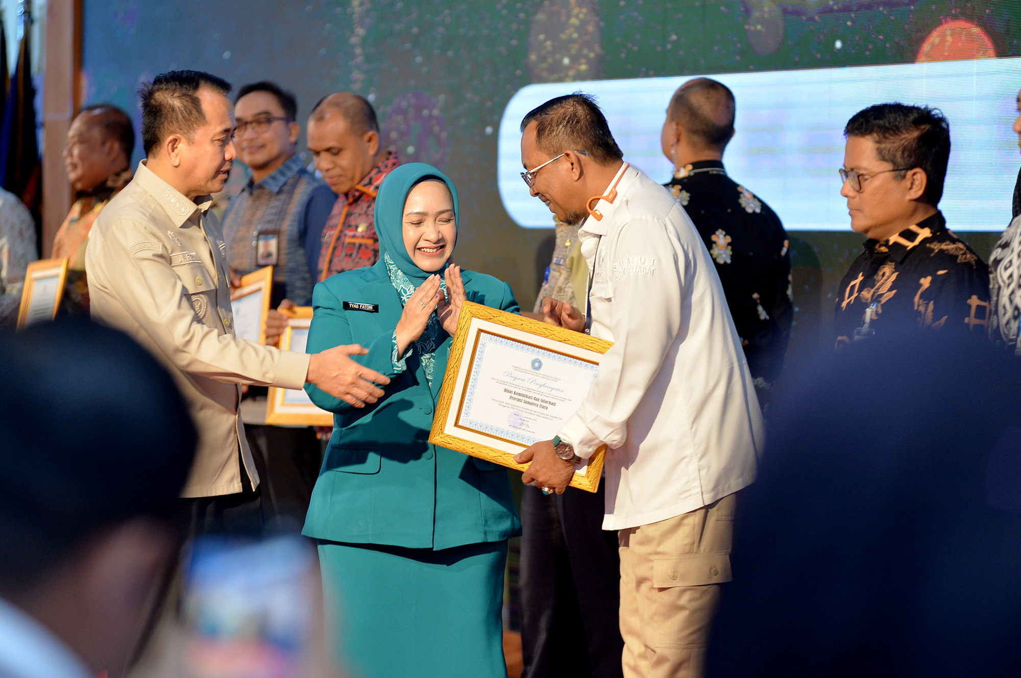 Kepala Dinas Komunikasi dan Informatika (Kominfo) Sumatera Utara (Sumut) Ilyas Sitorus menerima penghargaan sebagai Mitra Kerja Pemberdayaan Kesejahteraan Keluarga (PKK). Penghargaan tersebut diserahkan Penjabat (Pj) Ketua TP PKK Sumut Tyas Fatoni didampingi Pj Gubernur Sumut Agus Fatoni pada acara pembukaan Rapat Koordinasi Daerah (Rakodra) TP-PKK se provinsi, di Aula Tengku Rizal Nurdin, Rumah Dinas Gubernur, Kamis (5/12/2024).