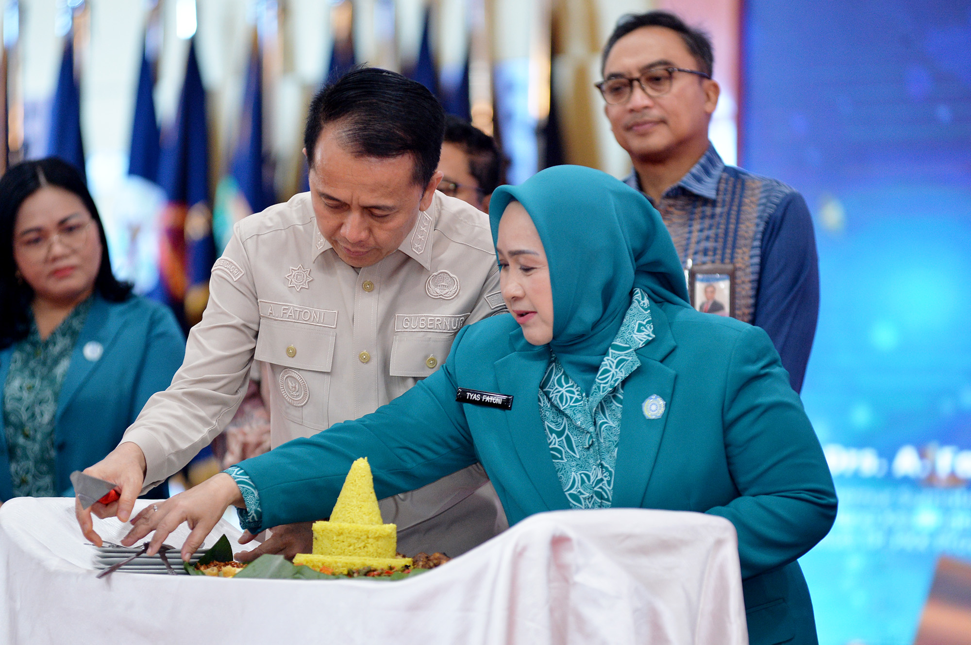 Pj Gubernur Sumatera Utara (Sumut) Agus Fatoni didampingi oleh Pj. Ketua TP PKK Provinsi Sumut Tyas Fatoni membuka Rapat Koordinasi Daerah (Rakorda) PKK Tahun 2024 di Aula Tengku Rizal Nurdin Jalan Sudirman Kota Medan. Kamis (5/12). Fatoni juga memberikan penghargaan kepada sejumlah OPD Provinsi Sumut sebagai mitra kerja PKK.