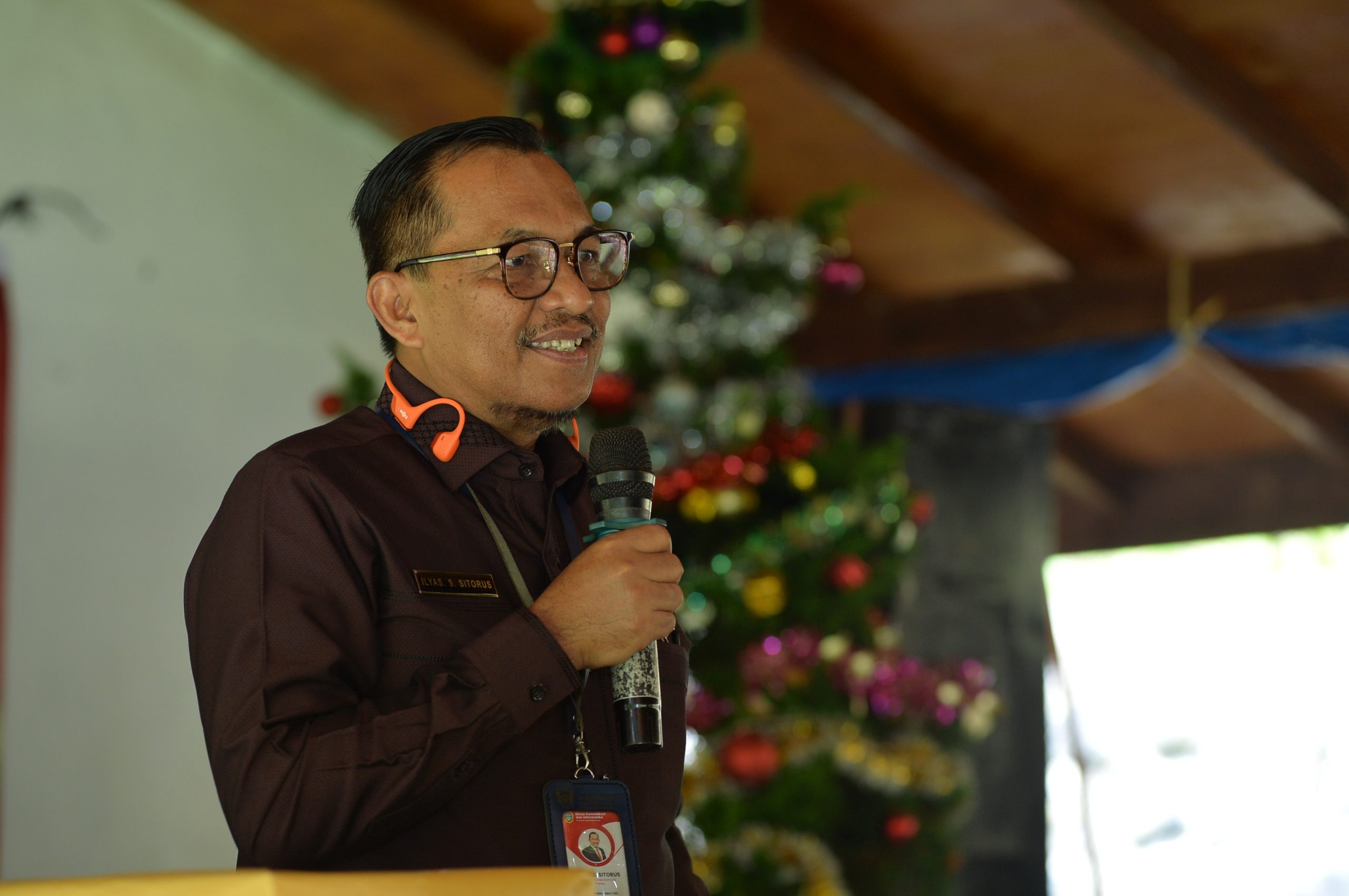 Kepala Dinas Komunikasi dan Informatika (Diskominfo) Provinsi Sumatera Utara (Sumut) Ilyas S Sitorus menghadiri dan memberikan sambutan pada Perayaan Natal Diskominfo Provinsi Sumut dengan tema "Peliharalah Kasih Persaudaraan" di Peken Tebu Desa Tambunan Kec. Sibolangit, Kab. Deliserdang, Jumat (6/12).