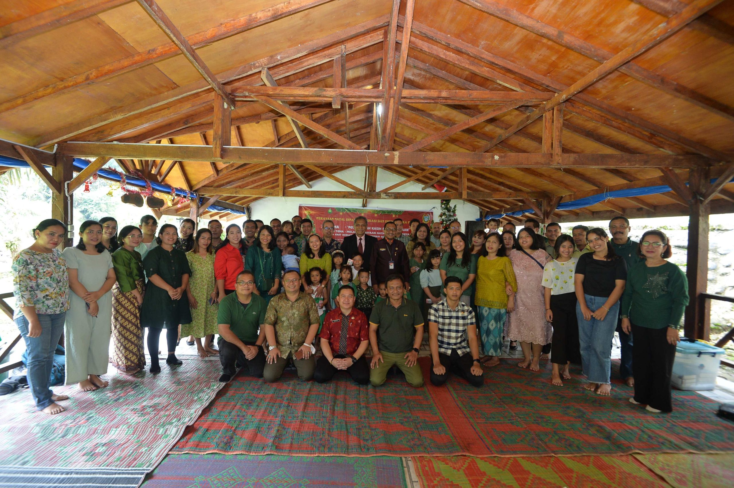 Kepala Dinas Komunikasi dan Informatika (Diskominfo) Provinsi Sumatera Utara (Sumut) Ilyas S Sitorus menghadiri dan memberikan sambutan pada Perayaan Natal Diskominfo Provinsi Sumut dengan tema "Peliharalah Kasih Persaudaraan" di Peken Tebu Desa Tambunan Kec. Sibolangit, Kab. Deliserdang, Jumat (6/12).